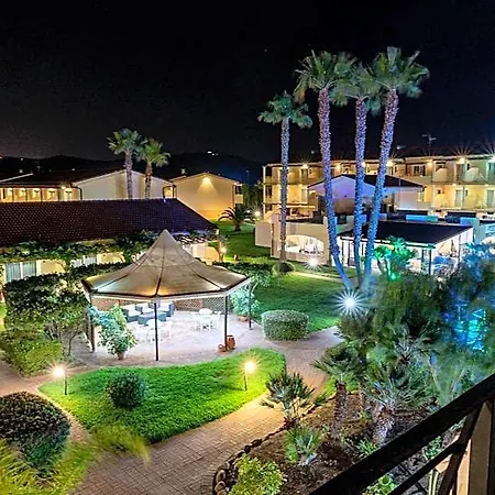 فندق Village 4*