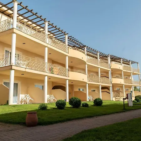 Village מלון 4*